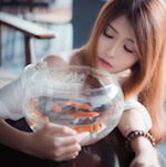 Девушка и аквариум